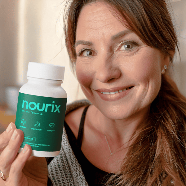 Femme heureuse tenant le flacon de Nourix